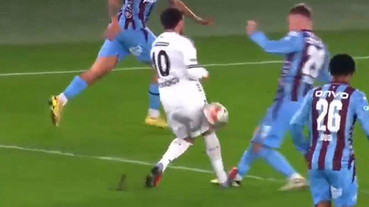 Ancak hakem Ali Şansalan, pozisyonu kontrolsüz hareket olarak değerlendirerek sarı kartına başvurdu. VAR odasından da herhangi bir izleme tavsiyesi gelmeyince oyun kaldığı yerden devam etti.