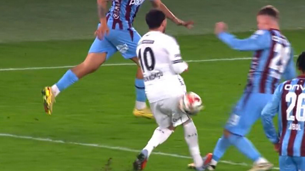 Süper Lig'in 16. haftasında nefesler tutuldu, gözler Trabzonspor - Beşiktaş derbisine çevrildi. Mücadelenin henüz başında tansiyon zirve yaptı. Maçın 5. dakikasında Beşiktaş'ın yıldız ismi Orkun Kökçü ile Trabzonsporlu Serdar Saatçı arasındaki ikili mücadele, maçın önüne geçti.