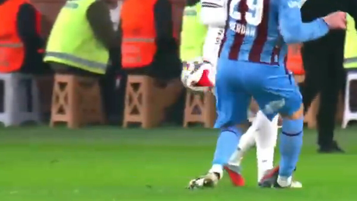 5. DAKİKADA NE OLDU?<br><br>Orkun Kökçü, girdiği ikili mücadelede Serdar Saatçı'nın bileğine sert bir şekilde bastı. Acı içinde yerde kalan Serdar'ın durumu sonrası Trabzonsporlu futbolcular ve tribünler, hakem Ali Şansalan'a yoğun itirazda bulunarak kırmızı kart beklentisine girdi.