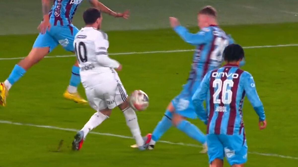 İşte tartışmalı pozisyon için yapılan uzman yorumları:<br><br>Deniz Ateş Bitnel: "Orkun Kökçü'nün Serdar'a müdahalesi borderline (sınırda) bir pozisyon. Ancak VAR bu tür pozisyonlara müdahale edemez! Oyuncunun topuğunun yerde olması ve müdahalenin ayak üstüne gelmesi sarı kartı destekleyen nitelikte."