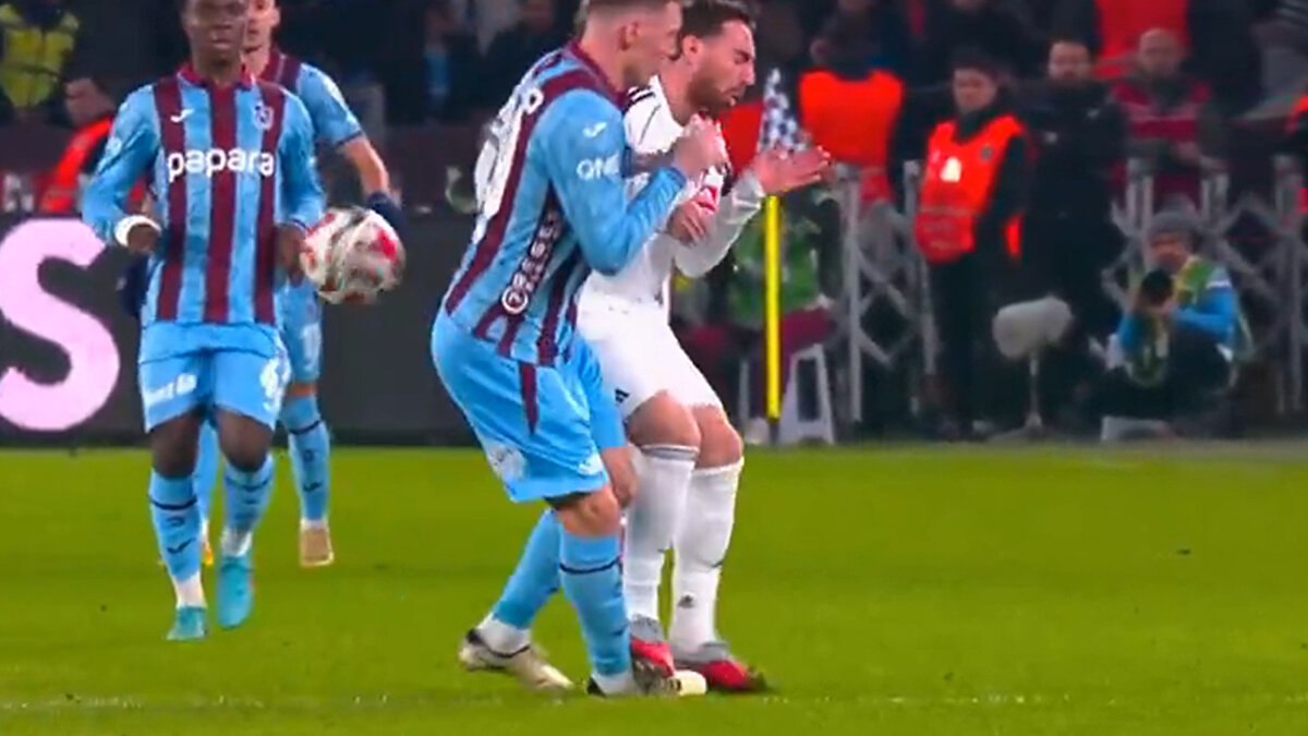 Serdar Akçer: "Topuk yerde olduğu için bu bir basma değil, kontrolsüz harekettir. Dolayısıyla gösterilen sarı kart kararı doğru."<br><br>Aleks Taşçıoğlu: "Ali Şansalan'ın pozisyonu süzmesi ve vermiş olduğu sarı kart kararı kurala uygundur."