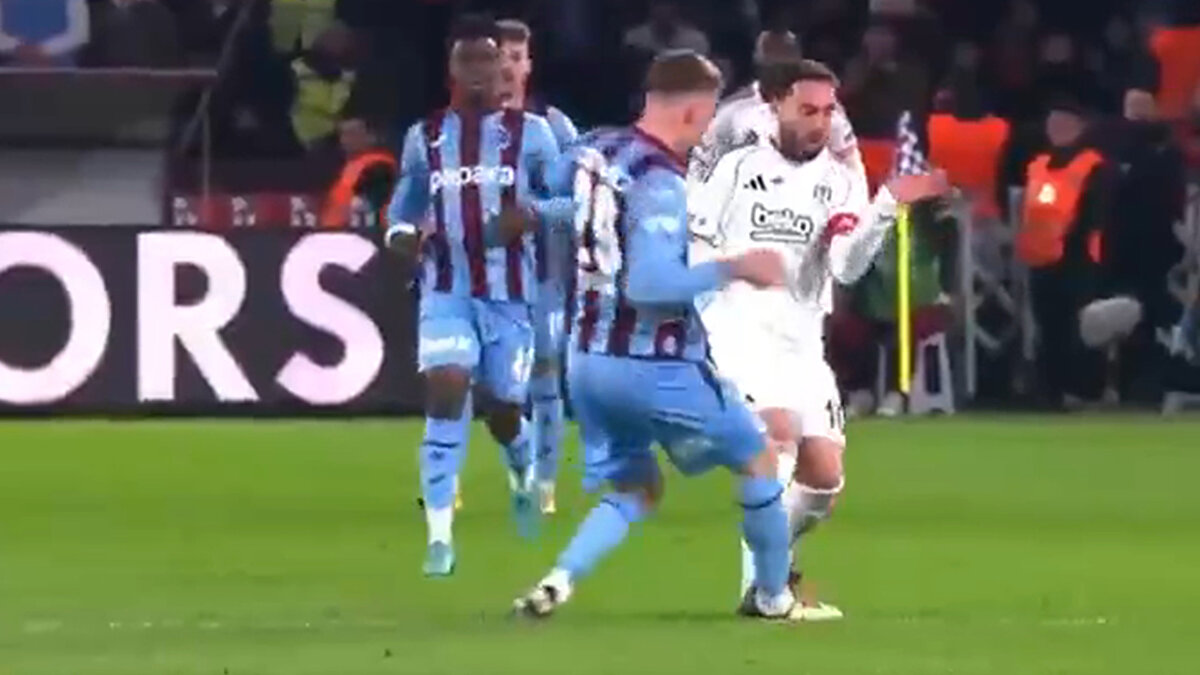 ORKUN KÖKÇÜ'NÜN POZİSYONU KIRMIZI KART MI?<br><br>Sosyal medyayı ikiye bölen pozisyon için yayıncı kuruluşta ve spor programlarında eski hakemler son noktayı koydu. Otoriteler, Ali Şansalan'ın kararını doğru buldu.