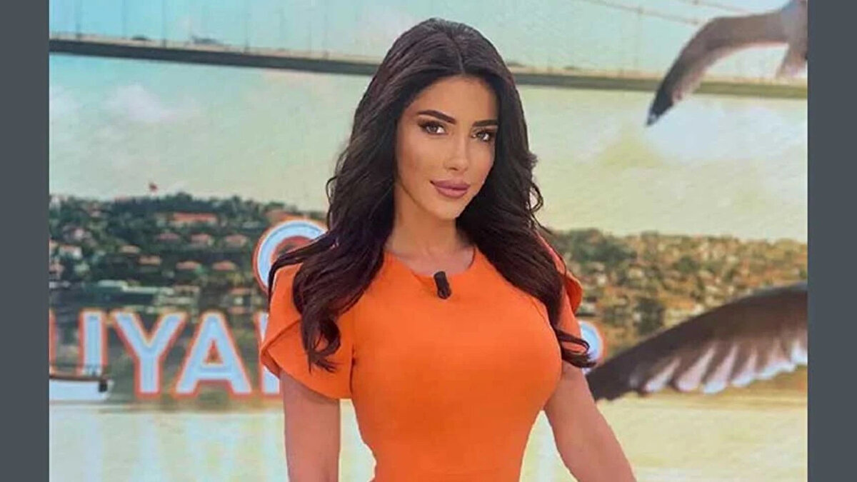 Ela Rümeysa Cebeci Neden İşten Çıkarıldı?<br><br>Medya kulislerine düşen son dakika bilgilerine göre; geçtiğimiz günlerde adları bir soruşturmaya karışan ve ifadeleri alınmak üzere emniyete götürülen isimler arasında Ela Rümeysa Cebeci de yer alıyordu. Meltem Acet ve Hande Sarıoğlu ile birlikte gözaltına alındığı belirtilen ünlü spiker hakkında yeni bir gelişme yaşandı.<br><br>Gazeteci Seyhan Avşar'ın sosyal medya üzerinden duyurduğu habere göre; HaberTürk spikeri Ela Rümeysa Cebeci'nin görevine TMSF (Tasarruf Mevduatı Sigorta Fonu) tarafından son verildi.