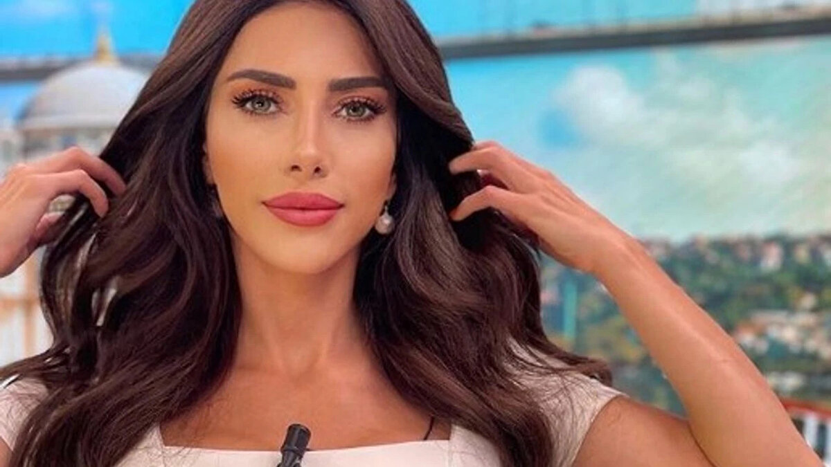 Ela Rümeysa Cebeci Kaç Yaşında ve Nereli?<br><br>İstanbul doğumlu olan güzel sunucu, 1988 doğumlu olup günümüz itibarıyla 36 yaşındadır.