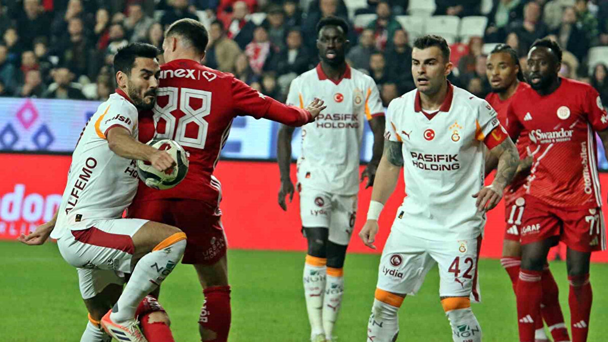 Süper Lig’de lider Galatasaray dün akşam deplasmanda Antalyaspor’u Sane, Sallai, Osimhen ve Icardi’nin golleriyle Antalyaspor’u 4-1 mağlup ederek zirve yarışında hata yapmadı. <br>