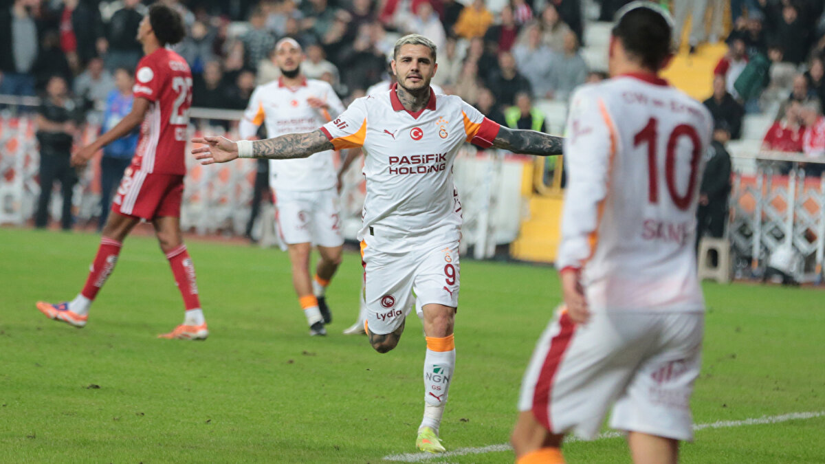 “Icardi’nin golü bir cevaptır”<br><br>Bülent Timurlenk: "Ocak'ta gitsin" tezahüratı yapan medyanın ilgili kısmına İcardi'nin golü cevaptır. Onun kadar işinizi yapsanız mesleki itibarınız sosyal medyada sorgulanmazdı. Galatasaray öyle ya da böyle kısa da olsa devre arasını bekleyen yorgunluğuyla dönüyor İstanbul'a. Son söz Antalyaspor için: En az zemini kadar kötü bir takım…<br><br><br>