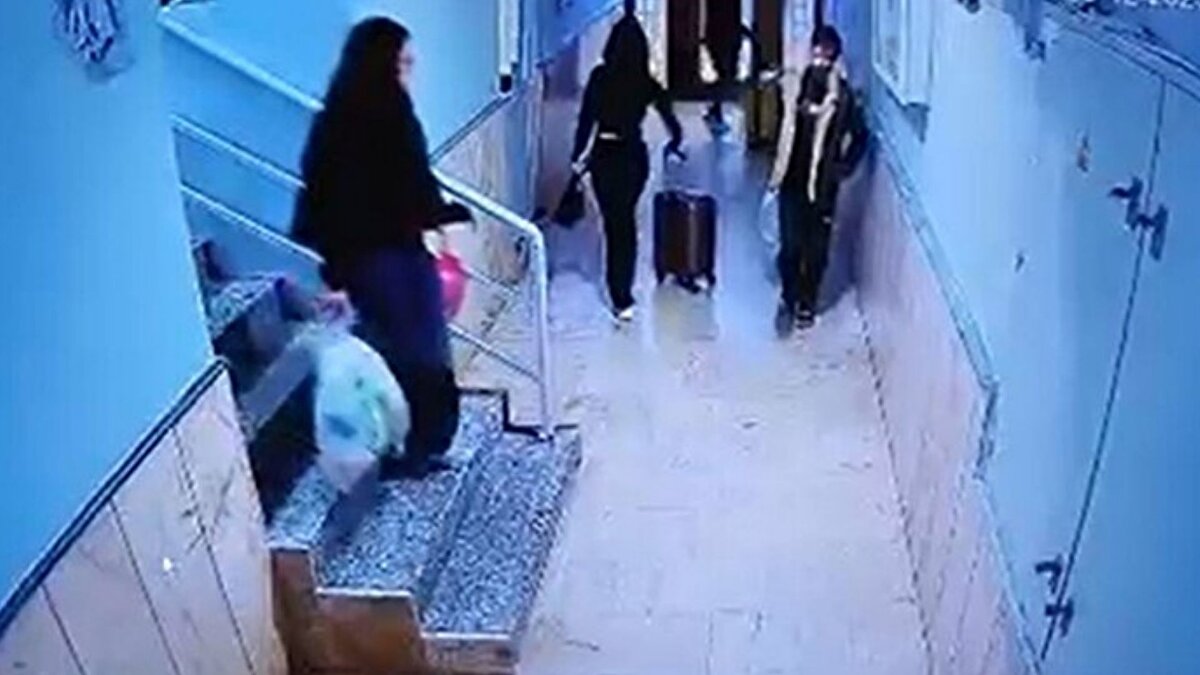 Tanık ifadesi dosyanın seyrini değiştirdi<br><br>Gözaltı sürecinin ardından Sultan Nur Ulu, savcılık ve emniyet birimlerine verdiği ifadede, Güllü’nün pencereden itilerek düştüğünü söyledi. Ulu, ifadesinde, Tuğyan Ülkem Gülter’in sanatçıyı diz hizasından sarılarak açık pencereden ittiğini, ardından kendisine “koş” dediğini aktardı. Bu anlatım, bilirkişi raporları ve ses kayıtlarıyla birlikte dosyadaki cinayet şüphesini kuvvetlendirdi.