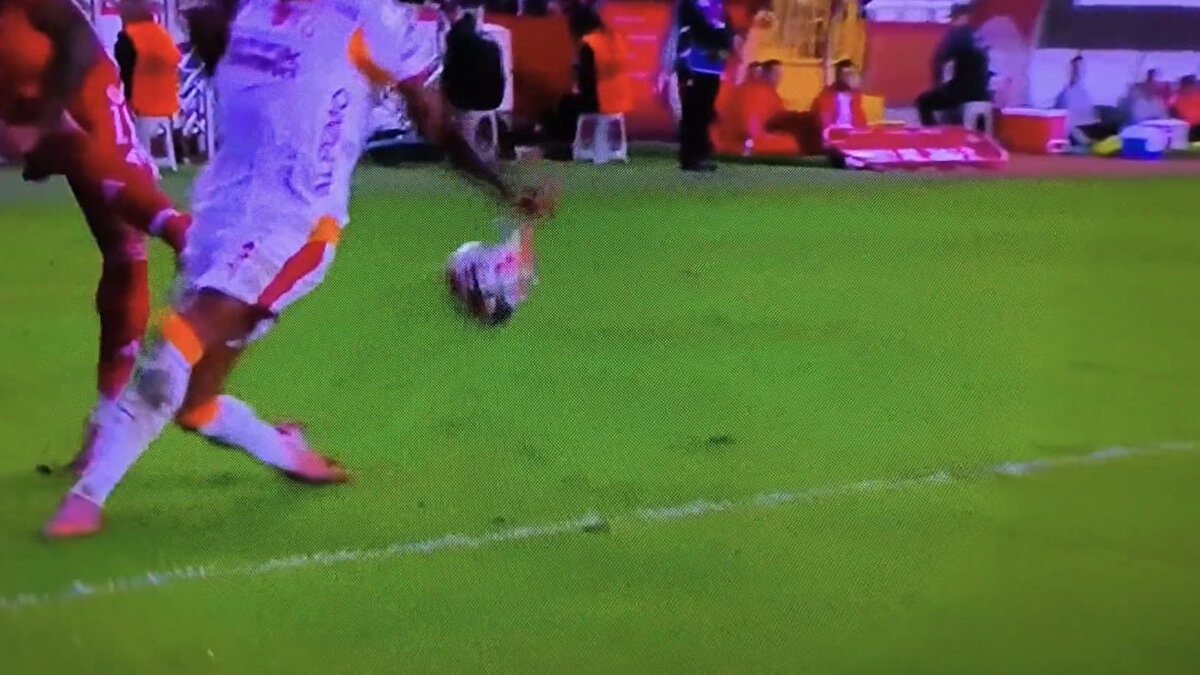 “PENALTI BEKLENEN POZİSYONDA DEVAM KARARI DOĞRU”<br><br>"O gün bugündür tırnaklarıyla kazıyarak hak ede ede buralara geldi. Hata yapmadı mı? Yaptı tabii ki! Ama diğerlerinin yaptıklarının yanında hoşgörü ve masumiyet içeren hatalar oldu. Beşiktaş-Fenerbahçe derbisini yönetti... 54'te Jakobs'un eline gelen topta Antalyaspor penaltı bekledi ama devam kararı doğru. Tecrübesizlikten kaynaklanan bazı hataları var. Her geçen maç daha iyiye gidiyor. Çaresiz MHK'ye çare oldu. Tebrikler Ali Yılmaz."<br><br>