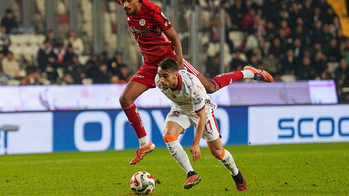 “Monaco maçında Yunus’la başlasaydım diye düşünmüş müdür?”<br><br>Levent Tüzemen: Okan Buruk, Yunus'un hücumdaki etkili oyununu gördükten sonra acaba, "Monaco'da oyuna keşke Yunus'la başlasaydım" diye düşünmüş müdür? Çünkü bu Yunus, Monaco'da ilk yarı etkili oynayan G.Saray'ın pozisyon bulmasına fazlasıyla katkı sağlardı."