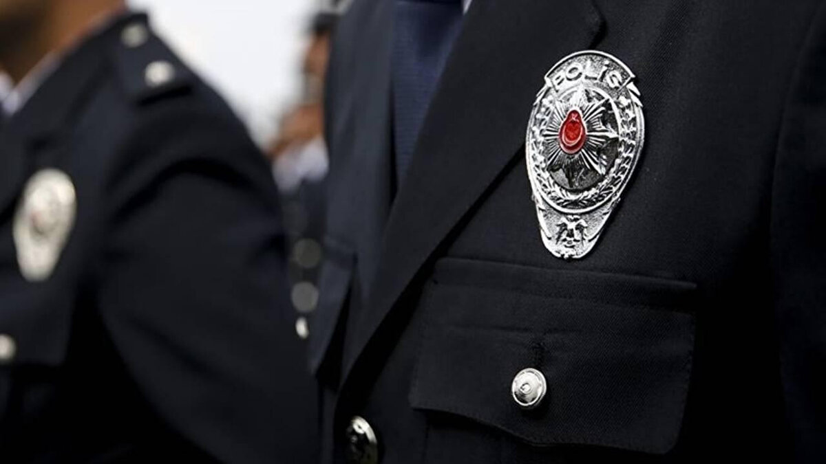 33. Dönem POMEM Başvuruları Ne Zaman Başlayacak?<br><br>Polis Akademisi Başkanlığı tarafından 33. Dönem POMEM başvuru tarihleri henüz resmi olarak açıklanmadı. Süreçle ilgili resmi duyuru geldiğinde takvim netleşecek olsa da, alımların bu yılın sonunda başlaması öngörülüyor.<br><br>Geçmiş dönem başvuruları incelendiğinde; 32. Dönem POMEM alımı duyurusunun Kasım ayında yapıldığı, ön başvuruların ise 21 Kasım - 09 Aralık tarihleri arasında alındığı görülüyor. Bu takvim baz alındığında, 33. Dönem için de benzer bir sürecin işlemesi ve yakın zamanda duyuru yapılması bekleniyor.