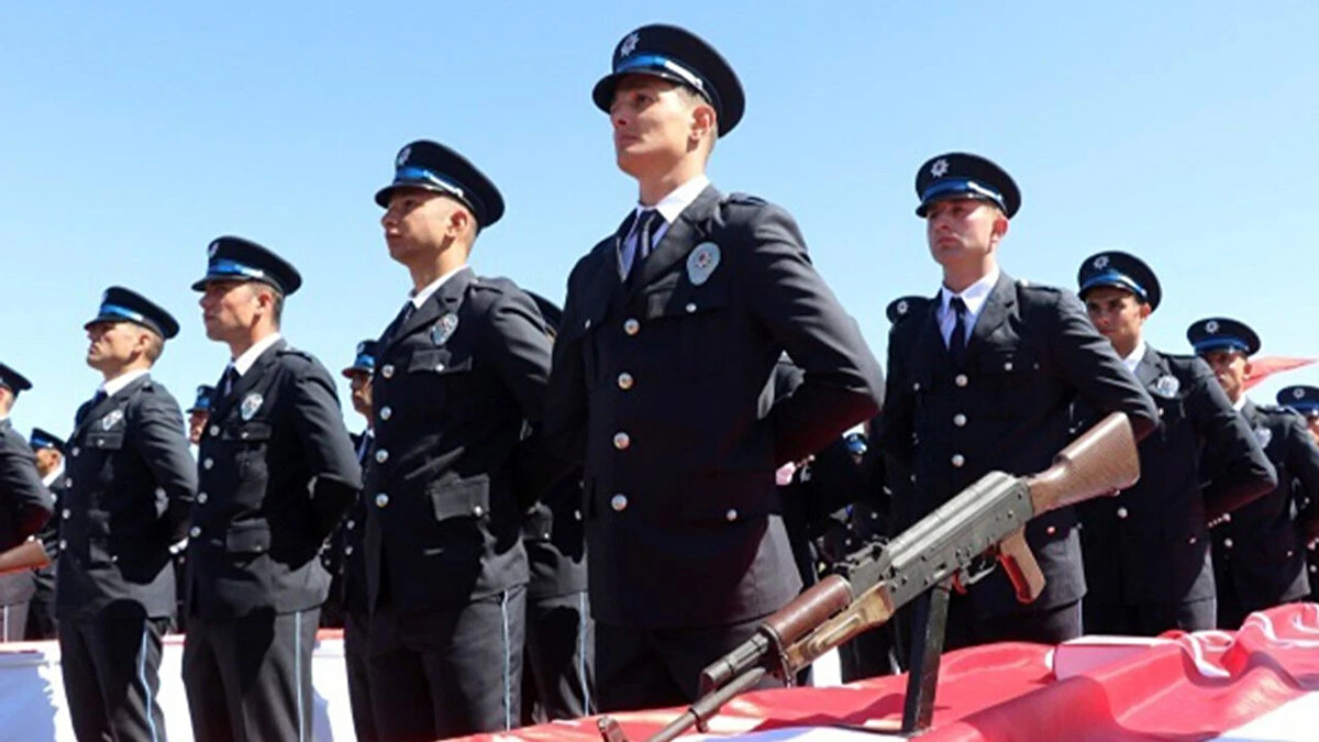 33. Dönem POMEM Başvuru Şartları Nelerdir?<br><br>Dönem POMEM başvuru kılavuzu henüz yayımlanmamış olsa da, Polis Akademisi'nin genel başvuru şartları şu şekildedir:<br><br>Eğitim ve Vatandaşlık Şartı<br>T.C. vatandaşı olmak.<br><br>Lisans veya önlisans mezunu olmak (Veya YÖK tarafından denkliği kabul edilen yurtdışı kurumlarından mezun olmak).<br><br>KPSS Puan Şartı<br>Adayların KPSS’de Bakanlıkça belirlenecek taban puanı almış olmaları gerekmektedir. Genel beklenti şu yöndedir:<br><br>Lisans mezunları için: P3 puan türünden en az (60,00) puan.<br><br>Önlisans mezunları için: İlgili yılın P93 puan türünden en az (65,00) puan.<br><br>Yaş Sınırı<br>18 yaşını tamamlamış olmak.<br><br>Sınavın yapıldığı yılın 01 Ocak tarihi itibariyle 30 yaşından gün almamış olmak. (Yaş düzeltmelerinde, düzeltmeden önceki yaş dikkate alınır).