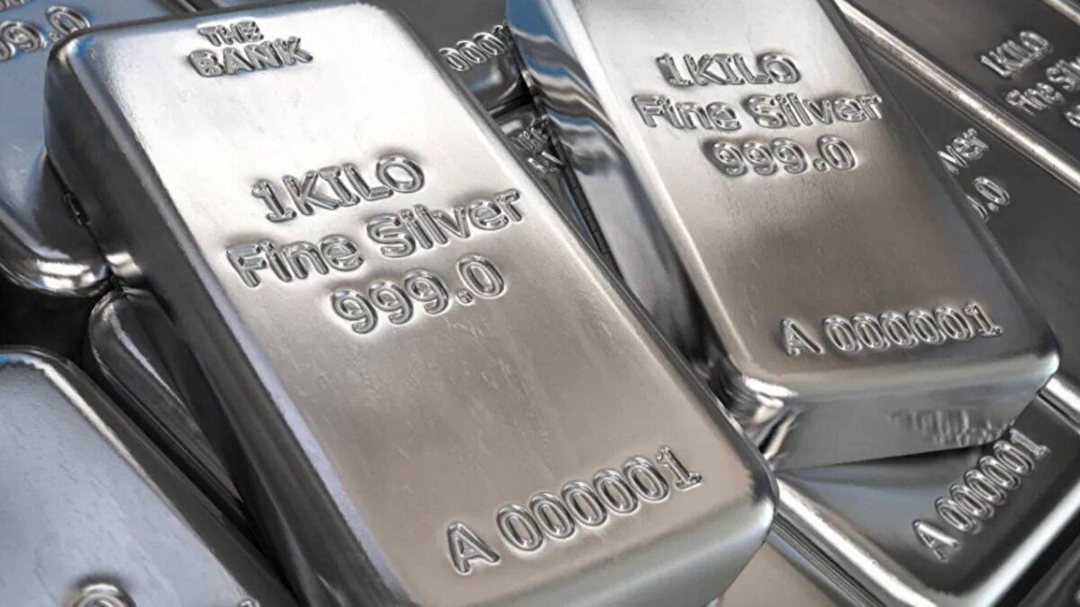 Küresel emtia piyasalarında gümüş, son haftalarda dikkat çeken bir yükseliş sergileyerek ons başına 64,6 dolarla tüm zamanların en yüksek seviyesine ulaştı. Arz endişeleri, artan yatırımcı talebi ve sanayi üretiminde yoğun kullanım, gümüş fiyatlarını yukarı taşıyan temel unsurlar arasında yer aldı. Kıymetli metal, kasım ayı sonuna kıyasla yüzde 13’ten fazla değer kazanırken, 2024 sonuna göre artış yüzde 120’yi aştı.