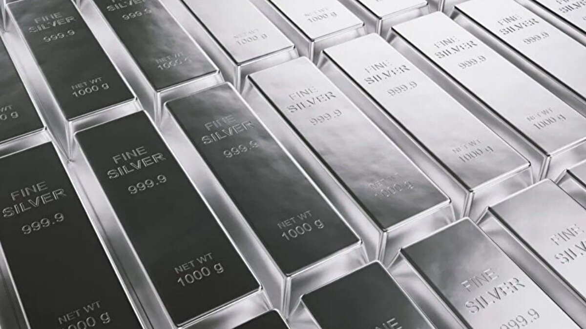 Endüstriyel talep ve düşüş riski<br><br>Uzman değerlendirmelerine göre küresel gümüş talebinin yaklaşık yüzde 58’i sanayi kaynaklı kullanımdan geliyor. Asya piyasalarında depolardaki stokların uzun yılların en düşük seviyelerine gerilemesi de arz baskısının sürdüğüne işaret ediyor. Ancak analistler, fiyat artışının önemli ölçüde yatırımcı algısıyla bağlantılı olduğunu vurgulayarak, önümüzdeki aylarda piyasa duyarlılığında bir değişim yaşanması halinde gümüşün ons fiyatının 40–45 dolar bandına kadar gerileyebileceği uyarısında bulunuyor.