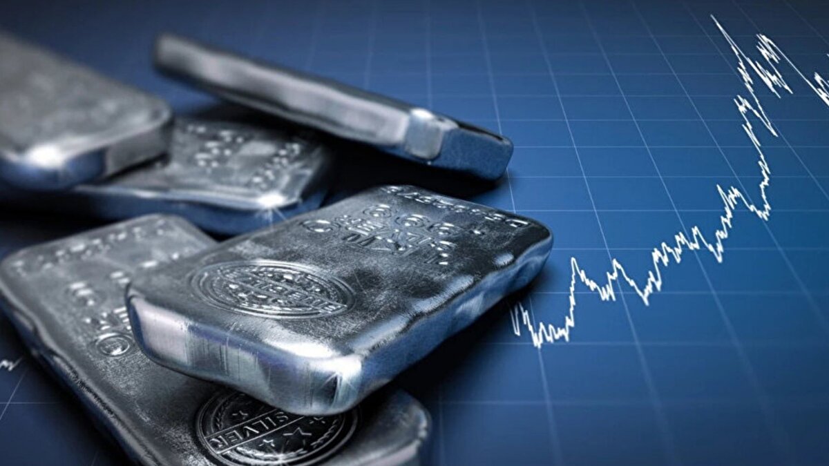 Arz baskısı ve güvenli liman talebi<br><br>Gümüş, jeopolitik belirsizlik ve finansal dalgalanma dönemlerinde altına benzer şekilde güvenli liman olarak görülüyor. Bunun yanında elektronik, güneş enerjisi panelleri ve çeşitli sanayi alanlarında yoğun biçimde kullanılması, talebi kalıcı hale getiriyor. Altından farklı olarak gümüşün büyük ölçüde diğer metallerin yan ürünü olarak çıkarılması, artan talebe hızlı karşılık verilmesini zorlaştırıyor.