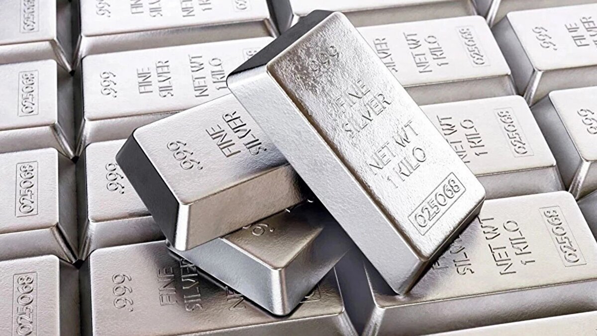 Para politikaları ve gümrük vergisi etkisi<br><br>ABD Merkez Bankası’nın (Fed) bu yıl üç faiz indirimi yapması ve önümüzdeki dönemde gevşeme politikasının sürebileceğine dair beklentiler, gümüş fiyatlarını destekleyen faktörler arasında öne çıktı. Buna ek olarak, ABD’nin gümüşü kritik mineraller listesine dahil etmesi ve olası gümrük vergilerine ilişkin tartışmalar, özellikle Kuzey Amerika’da stokların artmasına yol açarak küresel arz dengesini daha da sıkılaştırdı.