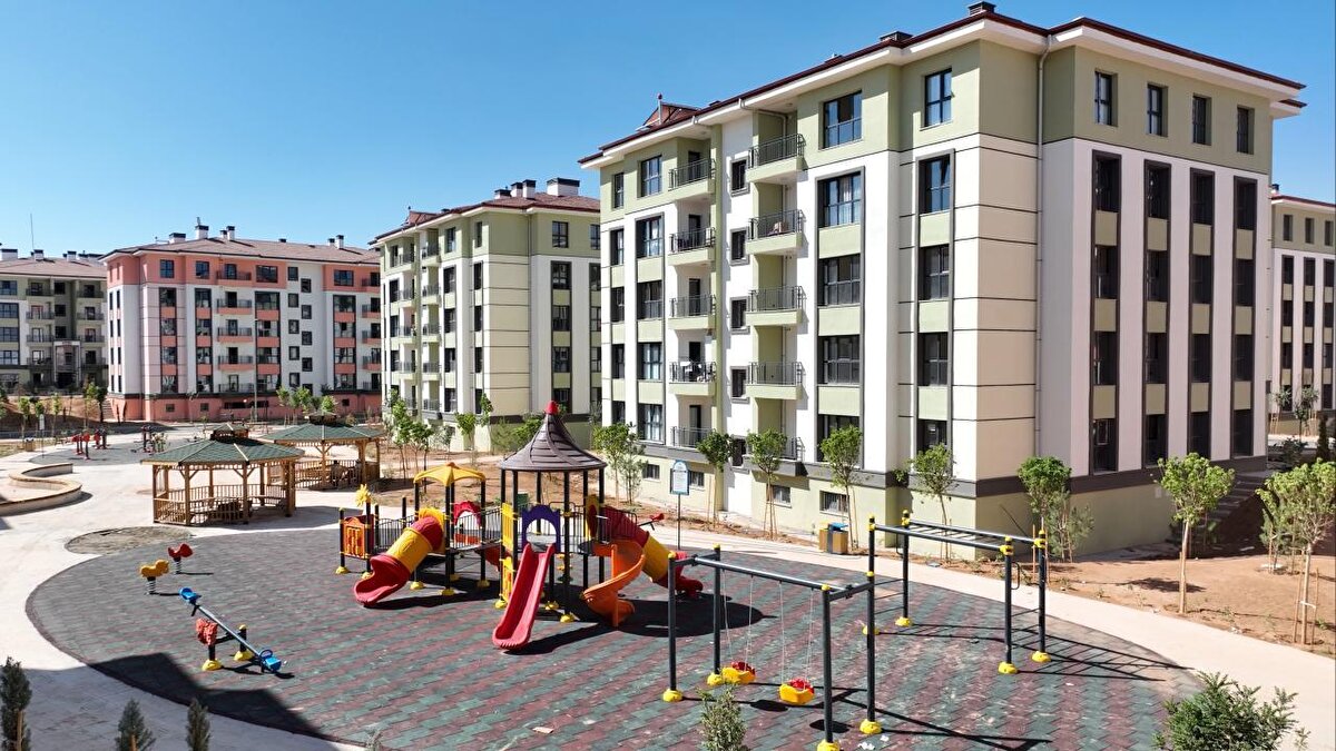 Cumhuriyet tarihinin en büyük sosyal konut yatırımı olarak hayata geçirilen Yüzyılın Konut Projesinde önemli bir aşamaya gelindi. Çevre, Şehircilik ve İklim Değişikliği Bakanlığı koordinesinde yürütülen projede başvurular önümüzdeki hafta sona erecek, ilk kura çekimi ise 29 Aralık’ta yapılacak.