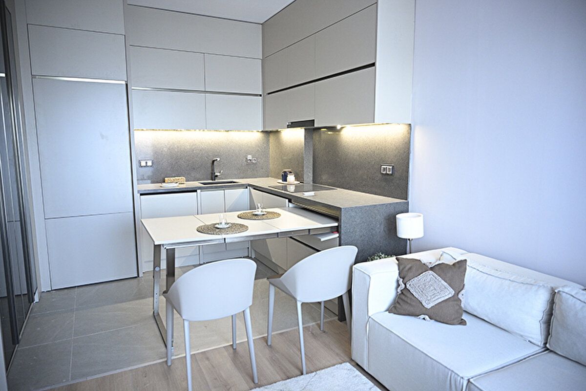 Kura takvimi ve teslim tarihi<br><br>Başvuruların tamamlanmasının ardından hak sahiplerini belirleyecek kura süreci başlayacak. İlk kuraların 29 Aralık’ta çekilmesi planlanırken, kura işlemlerinin Şubat 2026’ya kadar sürmesi öngörülüyor.<br><br>Hak sahiplerine ilk konut teslimlerinin ise Mart 2027 itibarıyla yapılması hedefleniyor.