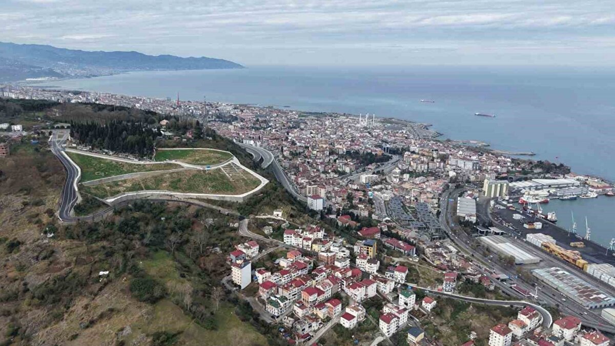 Altyapı ve çevre düzenlemeleri sürüyor<br><br>Trabzon Büyükşehir Belediyesi Mezarlıklar Daire Başkanı Köksal Saral, mezarlığın yaklaşık üç yıldır hizmet verdiğini belirterek altyapı çalışmalarının devam ettiğini söyledi. Saral, ana yol betonlamasının tamamlandığını, iç yollar ve peyzaj düzenlemelerinin sürdüğünü ifade etti. Alanda otopark ve belirli noktalarda çeşmelerin de yer alacağı kaydedildi.