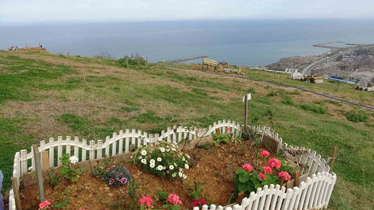 Yeni mezarlık alanı hızla doldu<br><br>Ahi Evren Dede Türbesi’nin hemen alt kısmında yer alan ve denize hâkim konumda bulunan alan, Büyükşehir Belediyesi tarafından mezarlık olarak düzenlendi. İlk etapta mezarlık olarak planlanmayan bölge, sit alanı olması nedeniyle başka bir yapılaşmaya izin verilmemesi sonucu bu şekilde değerlendirilmişti. Açılışının ardından Trabzonluların yoğun ilgisiyle karşılaşan alan, kısa sürede büyük ölçüde doldu.