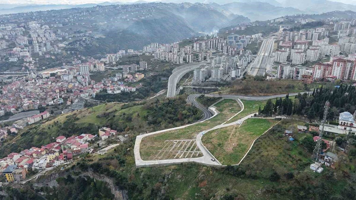Trabzon’da, Boztepe Mahallesi’nde yer alan Ahi Evren Dede Camii bitişiğindeki mezarlık alanı yoğun taleple karşı karşıya. Trabzon Büyükşehir Belediyesi’nin yaklaşık üç yıl önce sit alanı statüsündeki bölgede hayata geçirdiği yeni mezarlıkta doluluk oranı yüzde 95 seviyesine ulaştı. Şu an 6 bin kişilik kapasiteden yalnızca sınırlı sayıda yer kaldığı belirtiliyor.