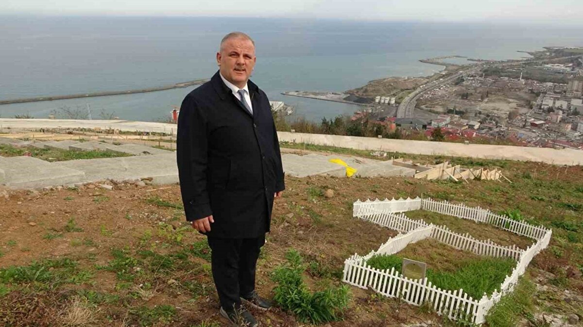 Manevi değer ve konum etkili oldu<br><br>Saral, mezarlığa olan yoğun talebin temel nedenleri arasında Ahi Evren Dede’nin manevi mirası, şehir merkezine yakınlık ve ulaşım kolaylığının öne çıktığını dile getirdi. Deniz manzarasının da tercihte etkili olduğunu ancak asıl belirleyici unsurun tarihi ve dini değer olduğunu vurguladı. Mezar yeri ücretinin ise 34 bin lira olduğu bilgisi paylaşıldı.