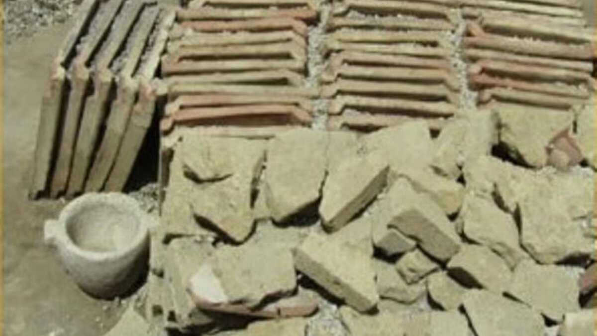 Sıcak karışım yöntemi ortaya çıktı<br><br>Kazı alanında yapılan incelemeler, Romalıların “hot mixing” olarak adlandırılan bir teknik kullandığını gösterdi. Bu yöntemde önceden ısıtılmış kireç taşı olan sönmemiş kireç, suyla doğrudan temas ettirilerek volkanik taş ve külle karıştırıldı. Kimyasal tepkime sırasında açığa çıkan ısı, harcın daha hızlı ve güçlü şekilde bağlanmasını sağladı. Zamanla bu yapı, çatlakları doldurarak betonun kendini onarmasına imkân verdi.