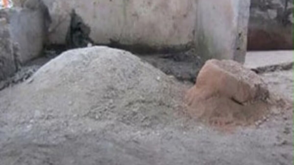 Şantiye düzeni ve malzeme yönetimi<br><br>Ortaya çıkarılan yapı kompleksinde, farklı odalarda düzenli biçimde depolanmış yapı malzemeleri bulundu. Kuru kireç ve puzolanik kumun hazırlandığı alanlar ile fayans ve taşların saklandığı bölümler tespit edildi. Su eklemenin belirli noktalarda yapıldığı, malzemelerin ise onarım ve duvar tamiri için tekrar kullanıldığı anlaşıldı. Bu düzen, Roma inşaatlarının planlı ve seri biçimde ilerlediğini ortaya koydu.