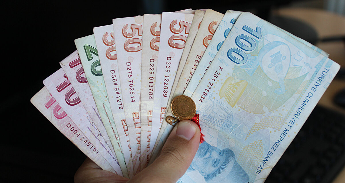 Doğrudan yaklaşık 7 milyon çalışanı, dolaylı olarak ise tüm toplumu ilgilendiren asgari ücret görüşmelerinde ilk toplantı geride kalırken, gözler şimdi yapılacak ikinci görüşmeye çevrildi.