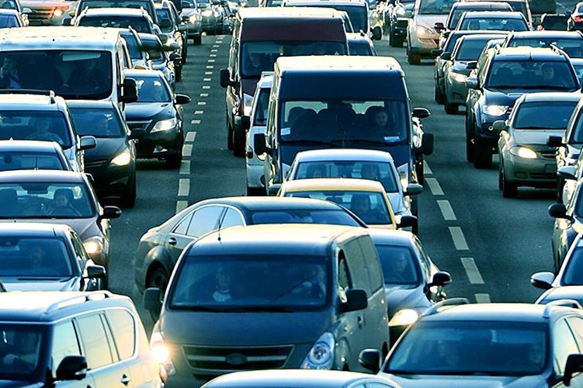 “İyi sürücüyü cezalandıran sistem sona erdi”<br><br>Sektör temsilcileri, uzun süredir eleştirilen adaletsiz uygulamanın bu düzenlemeyle ortadan kalktığını vurguluyor. Tüketici Konfederasyonu (TÜKONFED) Sigorta Komisyon Başkanı Turusan Bağcı, mevcut sistemin iyi sürücüleri dezavantajlı duruma düşürdüğünü belirtti.