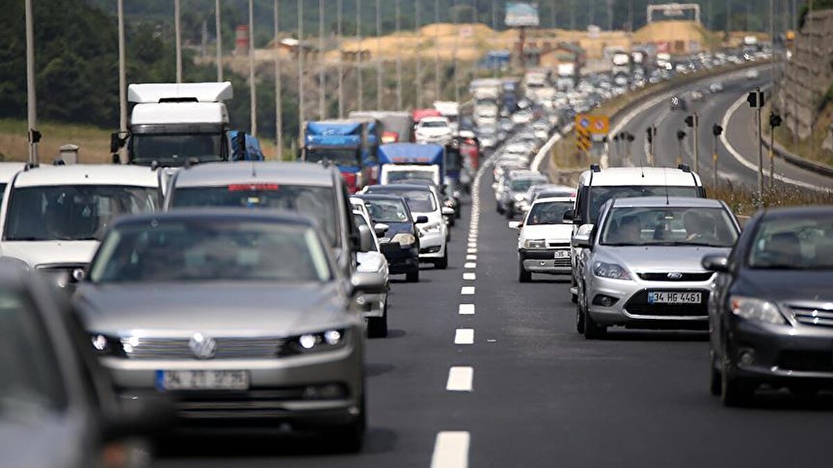 Bağcı, İstanbul’da beş yıl ve üzeri hasarsız bir sürücünün yaklaşık 7 bin 500 lira trafik sigortası primi ödediğini, ancak ikinci araç aldığında 4’üncü basamaktan değerlendirilerek 15 bin lirayı aşan primle karşılaştığını hatırlattı. Buna karşın, hasarlı sürücülerin yeni araçta daha avantajlı basamaklardan yararlanabildiğini söyleyen Bağcı, bu durumun artık sona ereceğini ifade etti. <br>