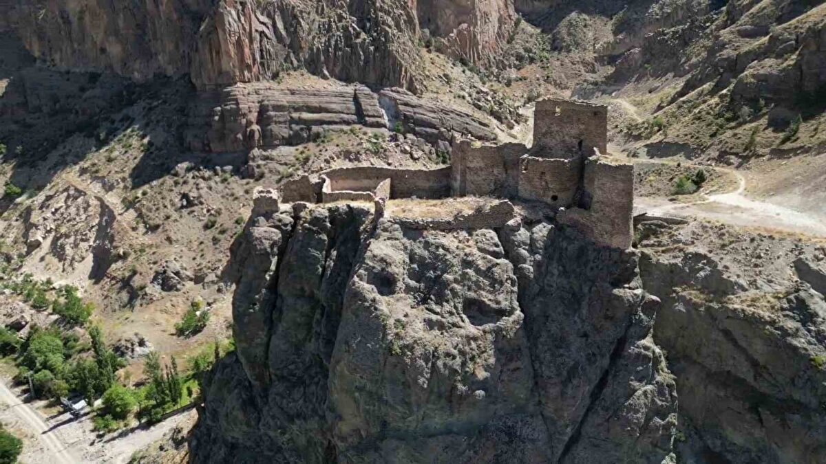 Erzurum’un tarihi mirasları arasında yer alan Engüzekkapı Kalesi, bin yıllık ihtişamını günümüze taşıyan ender yapılardan biri olarak öne çıkıyor. Orta Çağ atmosferini yansıtan mimarisiyle dikkat çeken kale, özellikle sosyal medyada yayılan görüntülerin ardından turistlerin uğrak noktalarından biri haline geldi.