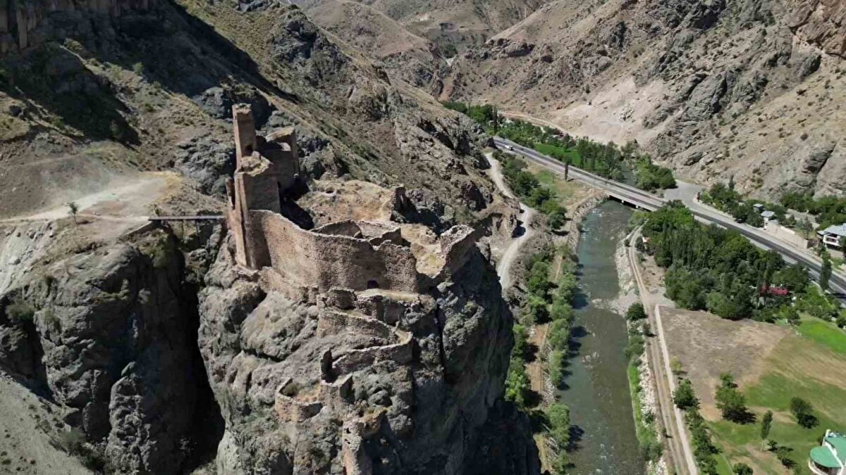 Tarihi yapılarla dolu gizemli kale<br><br>Kesin olarak kim tarafından inşa edildiği bilinmeyen Engüzekkapı Kalesi, içerisinde yer alan hamam, gizli tüneller, lavabo, kilise, mutfak ve yemekhane gibi bölümleriyle dikkat çekiyor. Bu yapılar, kaleyi ziyaret edenlere Anadolu’nun derin tarihine dair önemli izler sunuyor.