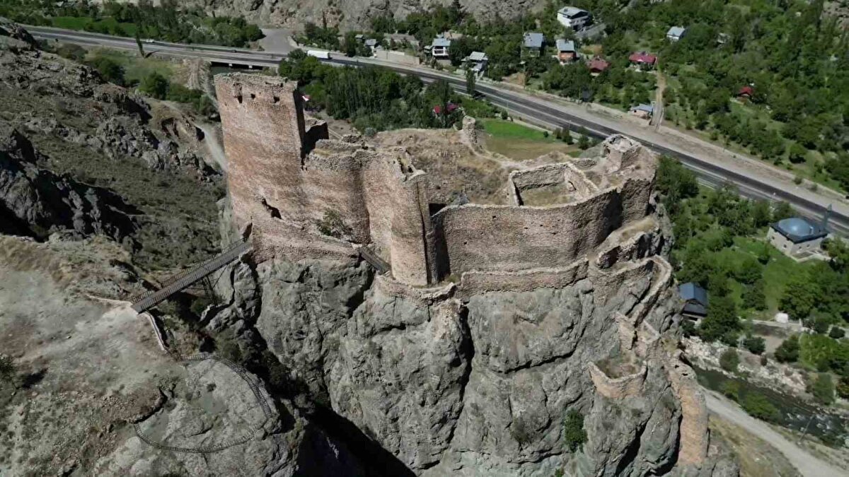 Erzurum turizmi için önemli durak<br><br>Tarih ve doğa meraklılarının ilgisini çeken Engüzekkapı Kalesi, görkemi ve gizemli yapısıyla Erzurum’un turizm haritasında önemli bir yer tutuyor. Bölgeye gelen ziyaretçiler, kale sayesinde hem tarihi hem de doğal güzellikleri bir arada deneyimleme fırsatı buluyor.