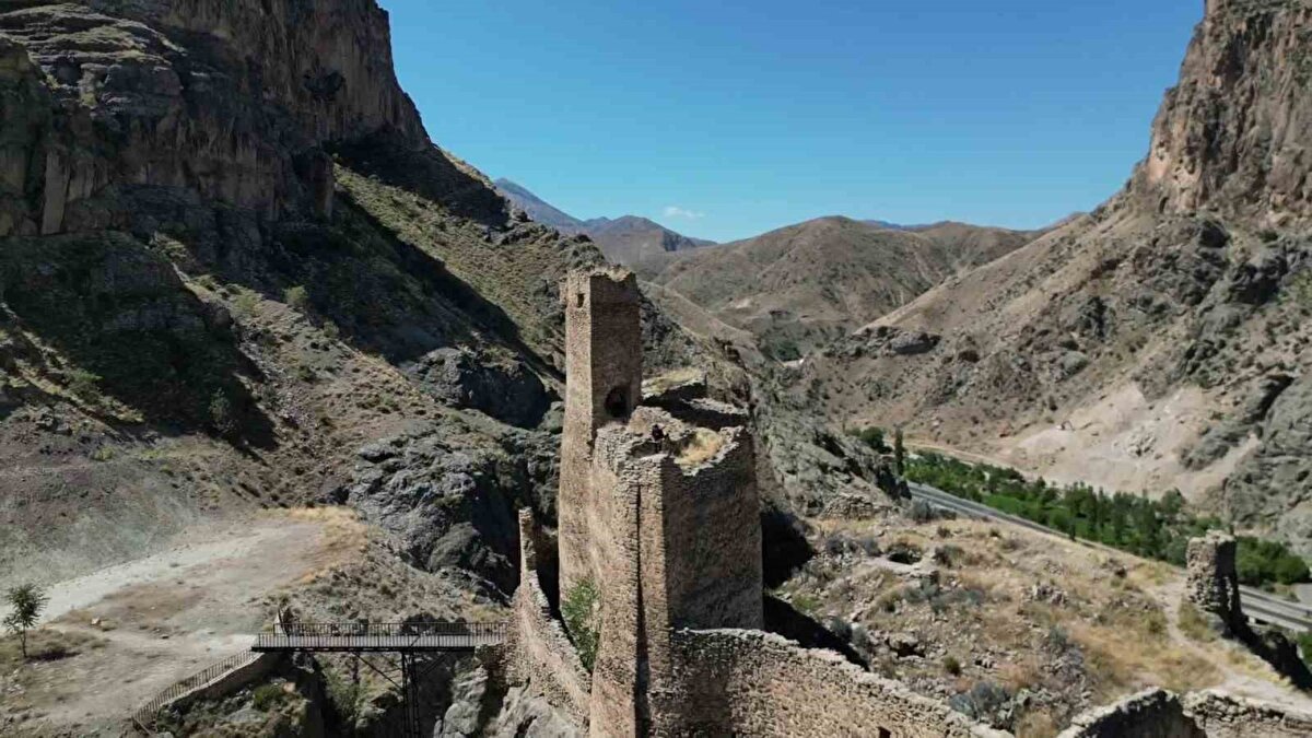 Gözetleme kuleleri zamana direniyor<br><br>Kalenin en dikkat çeken unsurları arasında yer alan gözetleme kuleleri, aradan geçen yüzyıllara rağmen sağlamlığını koruyor. Bu kuleler, yapının hem savunma amaçlı kullanıldığını hem de stratejik bir noktada konumlandığını ortaya koyuyor.