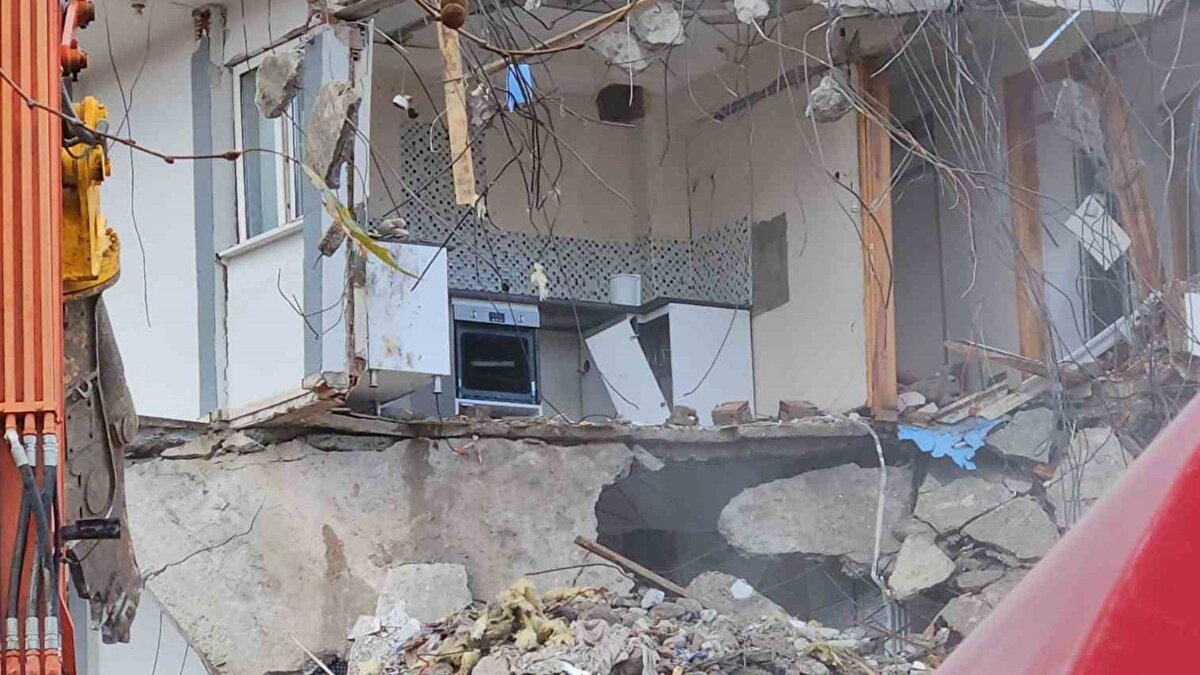 Güvenli Sındırgı hedefi<br><br>Depremde hasar gören binaların tek tek kaldırılması, ilçe için zorunlu bir sürecin parçası olarak görülüyor. Yetkililer, ağır hasarlı tüm yapıların kısa sürede yıkılarak Sındırgı genelinde güvenliğin sağlanacağını ifade ediyor.