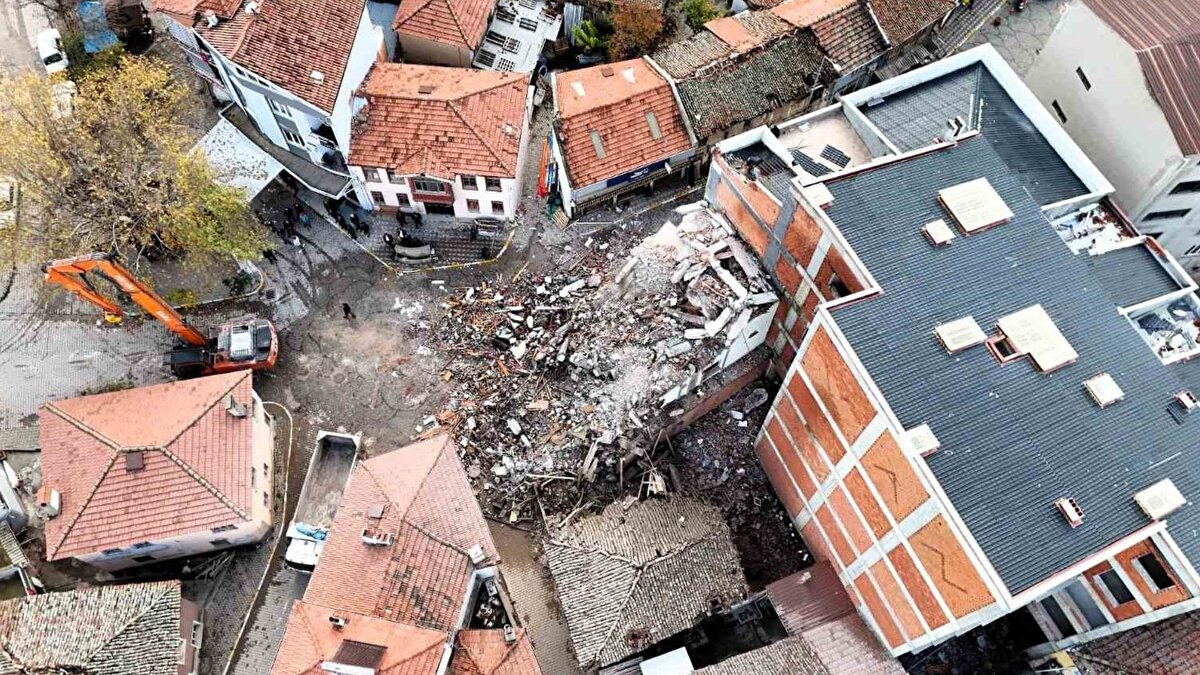 Sabah erken saatlerde başlayan çalışmalar sırasında bazı vatandaşlar, uzun yıllar yaşadıkları evleri son kez görmek için bölgeye geldi. Aileler, çöken duvarları uzaktan izlerken, kimi zaman sessizce beklemeyi tercih etti. Yıkım makinelerinin çalışmasıyla birlikte, ilçede duygusal anlar yaşandı.