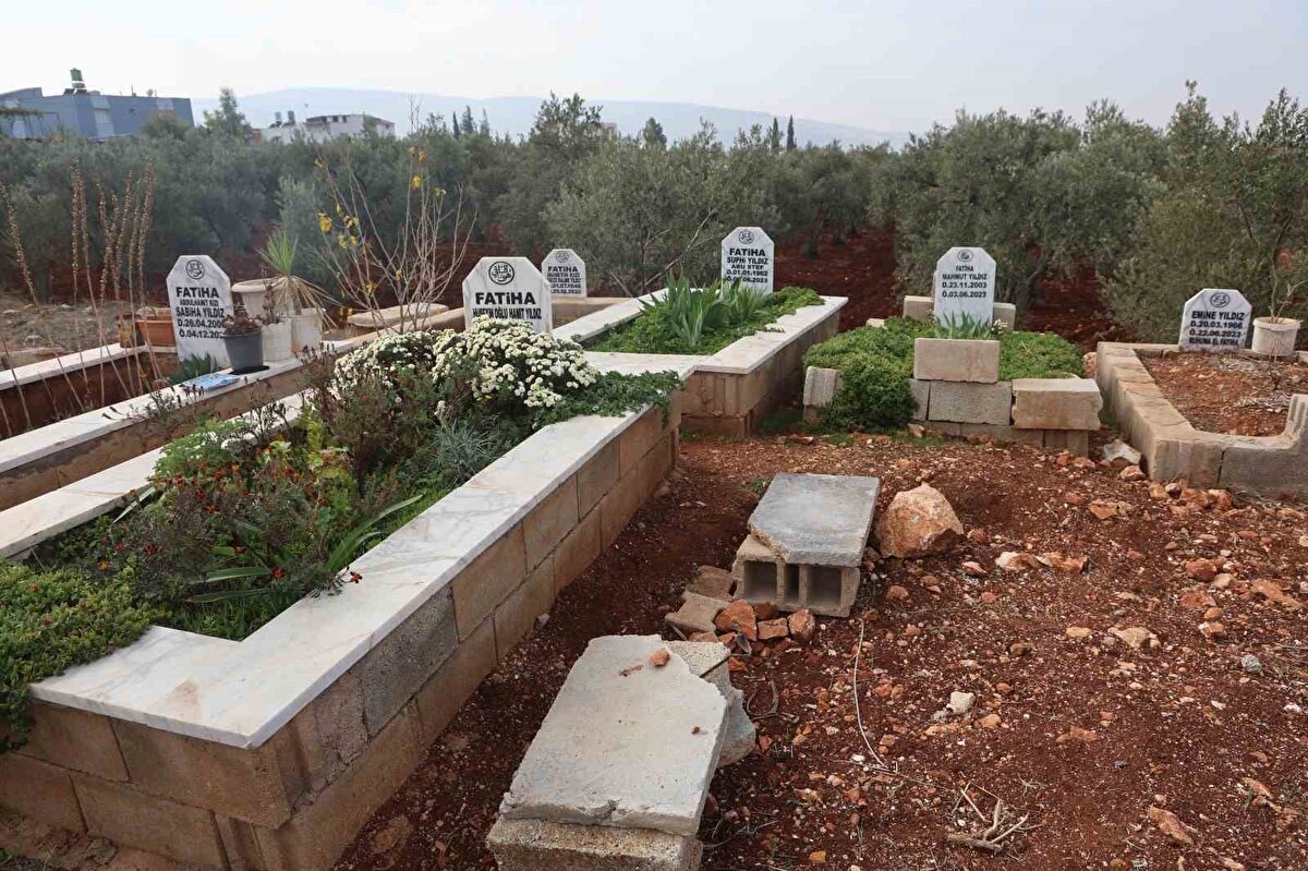 İsim karışıklığına ikinci isim formülü<br><br>Mahallede isimlerin karışmaması için özellikle yeni doğan çocuklara çift isim verilmesi yaygın bir uygulama haline geldi. Ahmet Furkan Yıldız, Ahmet Emin Yıldız gibi örneklerle hem aile içinde hem de günlük yaşamda karışıklığın önüne geçiliyor.<br><br>Mahalle sakinlerinden Hasan Yıldız, soyadlarının yaklaşık 250 yıldır aynı şekilde devam ettiğini belirterek, geçmişte ikinci isimlerin yaygın olmadığını ve bu nedenle ciddi karışıklıklar yaşandığını anlattı. Kimlik numarası uygulamasının devreye girmesiyle resmi işlemlerde sorunların büyük ölçüde çözüldüğünü ifade etti.