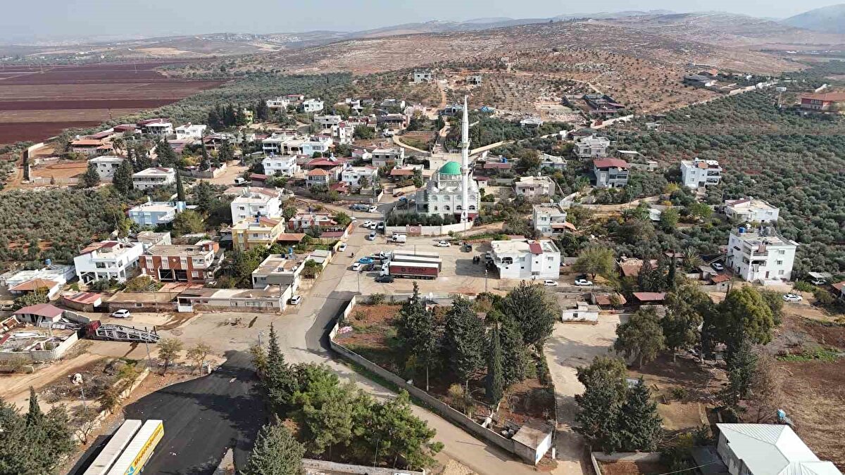 Lakaplar günlük hayatın parçası<br><br>Yıldız Mahallesi’nde sadece ikinci isimler değil, lakaplar da yaygın olarak kullanılıyor. Mahalle sakinleri, aynı ismi taşıyan onlarca kişi olduğu için birbirlerini çoğu zaman lakaplarıyla çağırıyor.<br><br>Mahallede yaşayan Murat Yıldız, aynı isimden çok sayıda kişi bulunduğunu belirterek, karışıklığı önlemek adına herkesin bir lakapla tanındığını söyledi. Günlük hayatta bu durumun artık normalleştiğini dile getirdi.