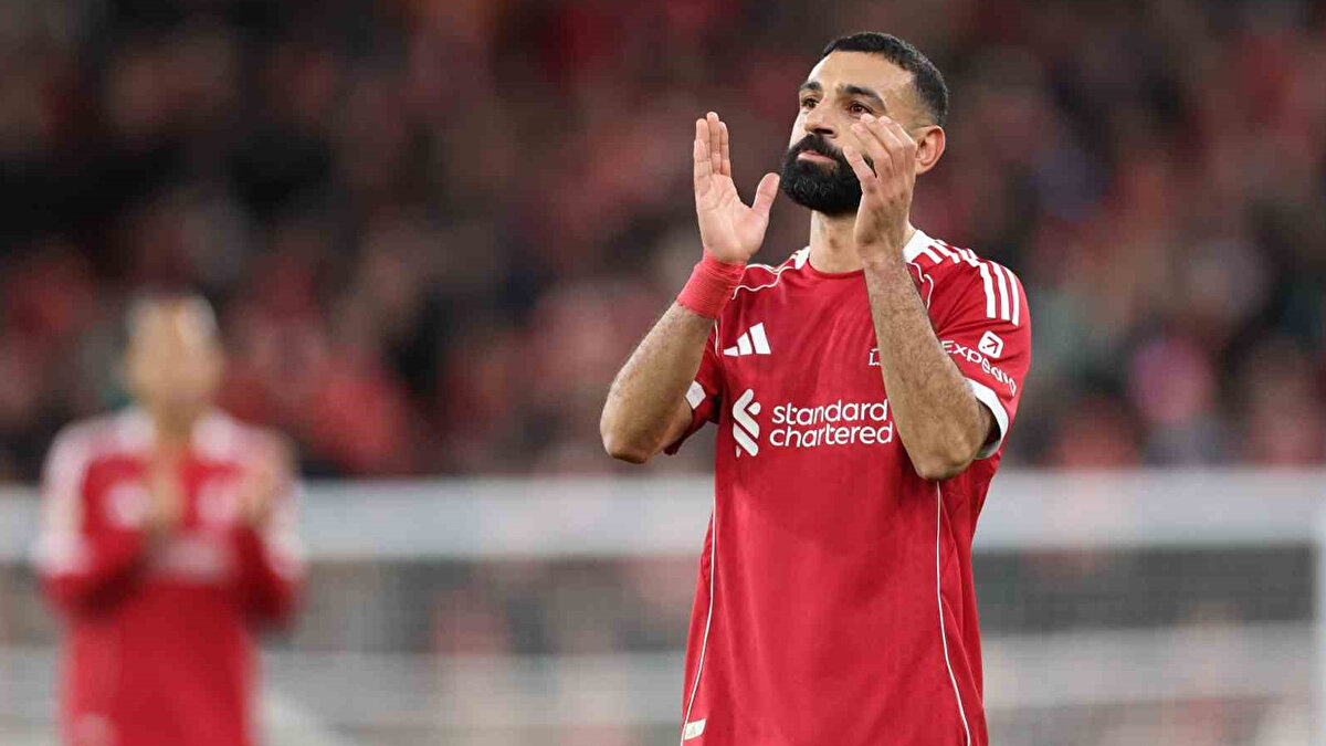 Premier Lig'de dün oynanan Liverpool - Brighton maçında sonradan oyuna giren ve 1 asist yapan Salah'a taraftar şarkı söyledi. Mısırlı yıldız, tezahüratlar sırasında duygusal anlar yaşadı.