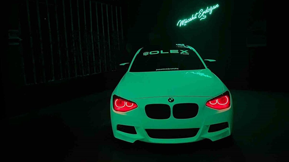 Hem estetik hem koruyucu<br><br>Uygulamanın yalnızca görsel değil, aynı zamanda koruyucu bir işlev taşıdığına dikkat çekiliyor. Taş çarpması ve dış etkenlere karşı aracın boyasını koruyan PPF kaplama, birkaç günlük bir çalışma sonucunda tamamlandı. Maliyeti ise standart kaplamalara göre daha yüksek seviyede bulunuyor.