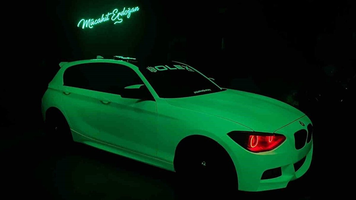 Gündüz beyaz, gece yeşil<br><br>Özel kaplama sayesinde otomobil, gün ışığında klasik beyaz görünümünü korurken, karanlık ortama girildiğinde neon yeşiline yakın bir renkte parlamaya başlıyor. Güneş ve lamba ışığını depolayan yüzey, bir süre boyunca bu ışığı yansıtarak çevrede merak uyandırıyor. Trafikte ve sokakta aracı görenlerin durup incelemek istediği belirtiliyor.