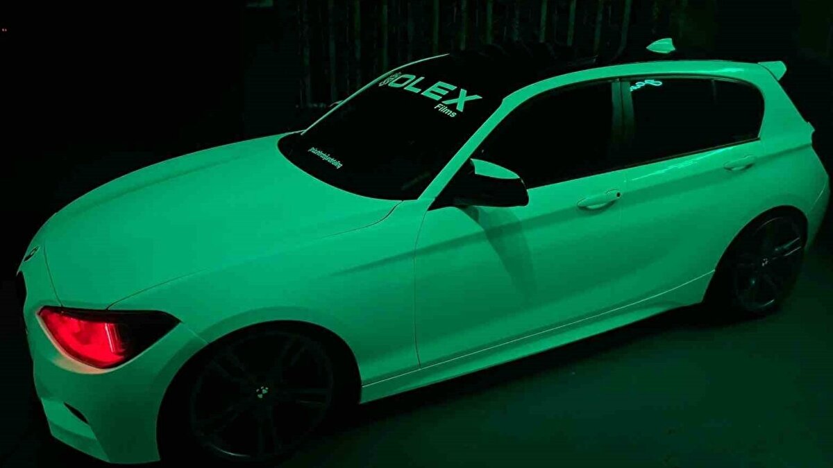 Eskişehir’de araç kaplama sektöründe faaliyet gösteren bir esnafın uyguladığı özel boya koruma filmi (PPF), kısa sürede şehir gündemine girdi. Odunpazarı ilçesinde yapılan çalışmada, gündüz sedefli beyaz renkte görünen otomobil, gece saatlerinde yeşil renkte parlayarak dikkatleri üzerine çekiyor. Kaplamanın ışığı emip karanlıkta yansıtması, aracı adeta fosforlu bir görünüme kavuşturuyor.