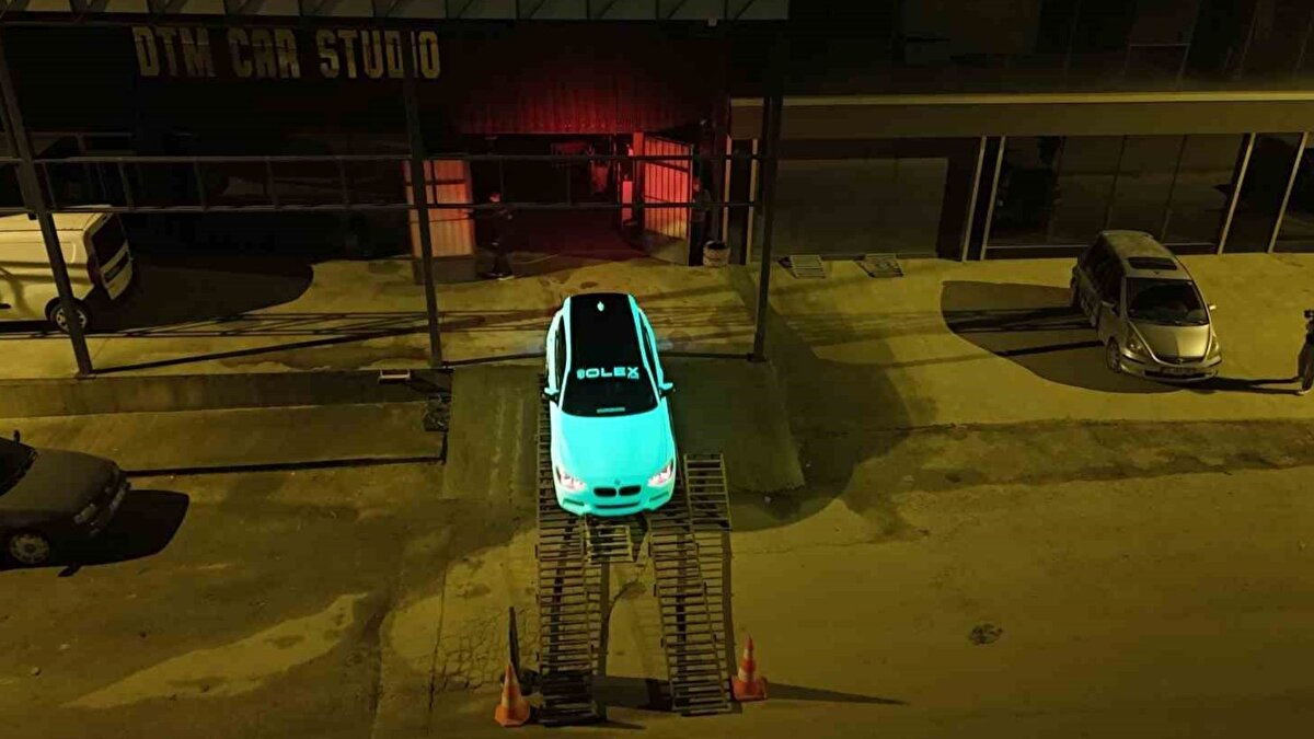 Dünyada sayılı örnekler arasında<br><br>2009 yılından bu yana araçlara boya koruma filmi uyguladığını belirten Mücahit Erdoğan, kullanılan malzemenin standart folyolardan farklı olduğunu vurguladı. 210 mikron kalınlığında TPU PPF olarak tanımlanan bu kaplamanın, dünyada yalnızca birkaç araçta bulunduğunu dile getiren Erdoğan, Eskişehir’de ise tek örnek olduğunu ifade etti.