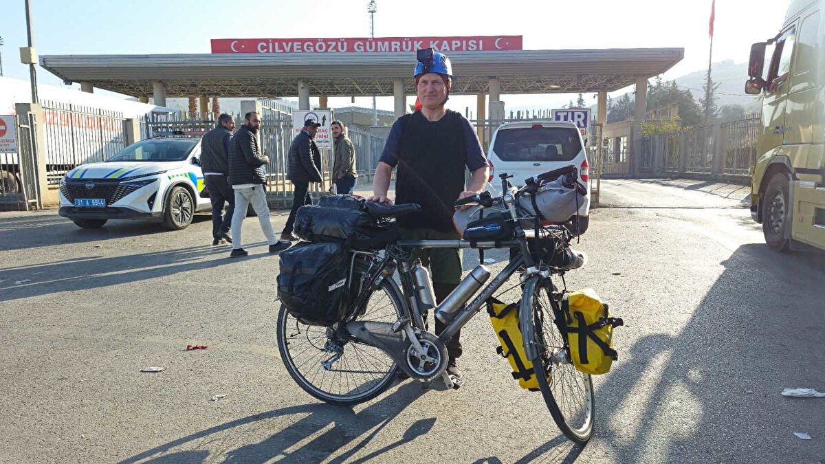 “Bisikletle de gidilebileceğini göstermek istedim”<br><br>Yol boyunca gördüğü ilgiden memnun olduğunu belirten Fahrettin Şener, “Bisikletle de kutsal topraklara ulaşılabileceğini göstermek istedim. 33 günde 3 bin 450 kilometre yol kat ettim. Mekke’ye ulaştığımda toplam mesafe 3 bin 850 kilometreyi bulacak” dedi.<br><br>“Umre hep rüyalarıma giriyordu”<br><br>Umre hayalinin yıllardır içinde olduğunu dile getiren Şener, “Bu yolculuk uzun zamandır rüyalarıma giriyordu. Medine’ye ulaşmak tarif edilemez bir mutluluk. Mekke’de ziyaretlerimi tamamladıktan sonra aynı yoldan memleketime döneceğim” ifadelerini kullandı.
