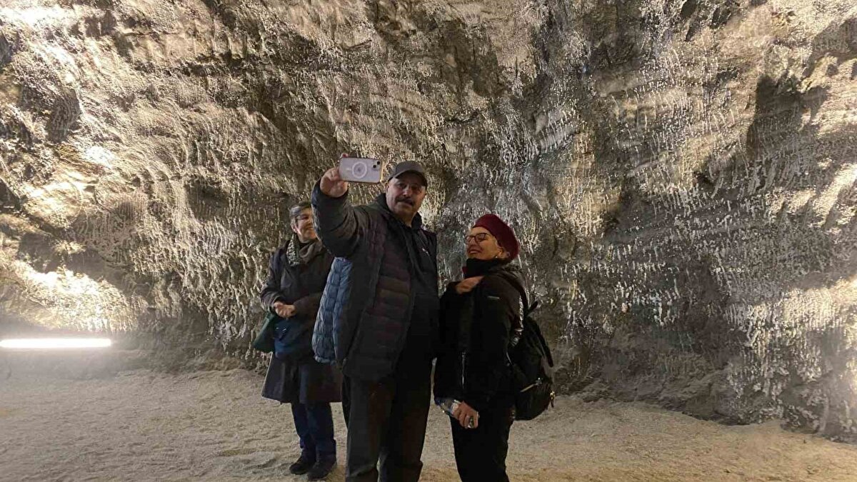 Türkiye’nin önemli sağlık turizmi noktalarından biri haline gelen Çankırı’daki tuz mağarası, solunum rahatsızlığı yaşayan hastaların ilgisini çekiyor. Hititler döneminden günümüze uzanan ve yerin yaklaşık 150 metre altında bulunan “Yer Altı Tuz Şehri”, astım ve KOAH hastalarının terapi amacıyla tercih ettiği adreslerden biri oldu. İl merkezine yaklaşık 20 kilometre uzaklıktaki ve 18 bin metrekarelik kapalı alana sahip mağarada yürütülen proje kapsamında, farklı şehirlerden gelen hastalar her gün 4 ila 6 saat boyunca tuzlu havaya maruz kalıyor. Mağara içinde yürüyüş ve çeşitli aktiviteler yapan hastaların kanlarındaki oksijen seviyesinde belirgin artış gözlemleniyor.