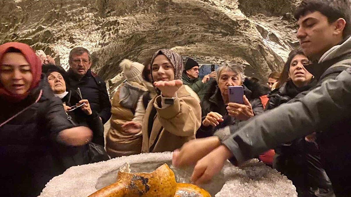 Ziyaretçilerden yoğun ilgi<br>Tuz mağarasını gezi amacıyla ziyaret edenler de ortamın ferahlatıcı etkisine dikkat çekiyor. Ankara’dan gelen Zeliha Tekercioğlu, mağaranın huzur verdiğini ve nefesi rahatlattığını belirtirken, Sevda Yılmaz ise alanın büyüklüğü ve atmosferinden etkilendiğini ifade etti.