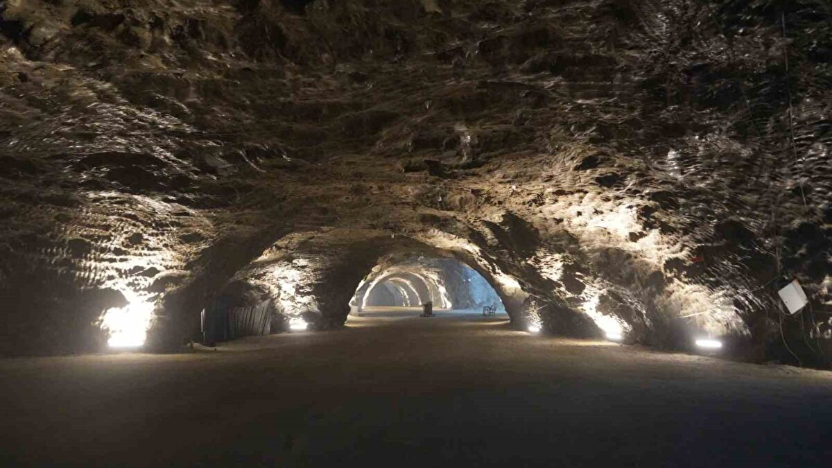 “Nefes alışımın güçlendiğini hissettim”<br><br>Erzurum’dan gelen Bünyamin Erkaya, mağara terapisiyle kısa sürede olumlu değişimler fark ettiğini belirtti. Erkaya, kendisinde KOAH başlangıcı olduğunu, ağabeyinin ise ileri düzeyde bu hastalıkla mücadele ettiğini söyleyerek, üçüncü günden itibaren yürüyüş temposunun arttığını ve nefes alışverişinin daha güçlü hale geldiğini ifade etti.