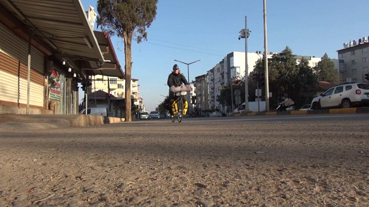 Balıkesir’in Susurluk ilçesinde yaşayan 68 yaşındaki emekli işçi Fahrettin Şener, umre ibadetini yerine getirmek için alışılmışın dışında bir yolculuğa çıktı. Şener, bisikletiyle çıktığı kutsal yolculukta 3 bin 450 kilometre pedal çevirerek Medine’ye ulaşmayı başardı.