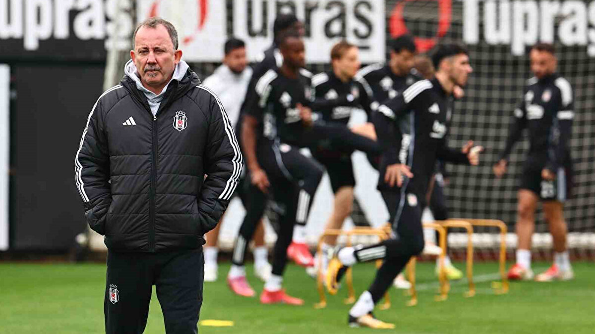 Son oynanan Gaziantep FK maçında protesto edilen Sergen Yalçın ve takımı, bu maçı kazanarak moral bulmak ve taraftarıyla yeniden barışmak istiyor.