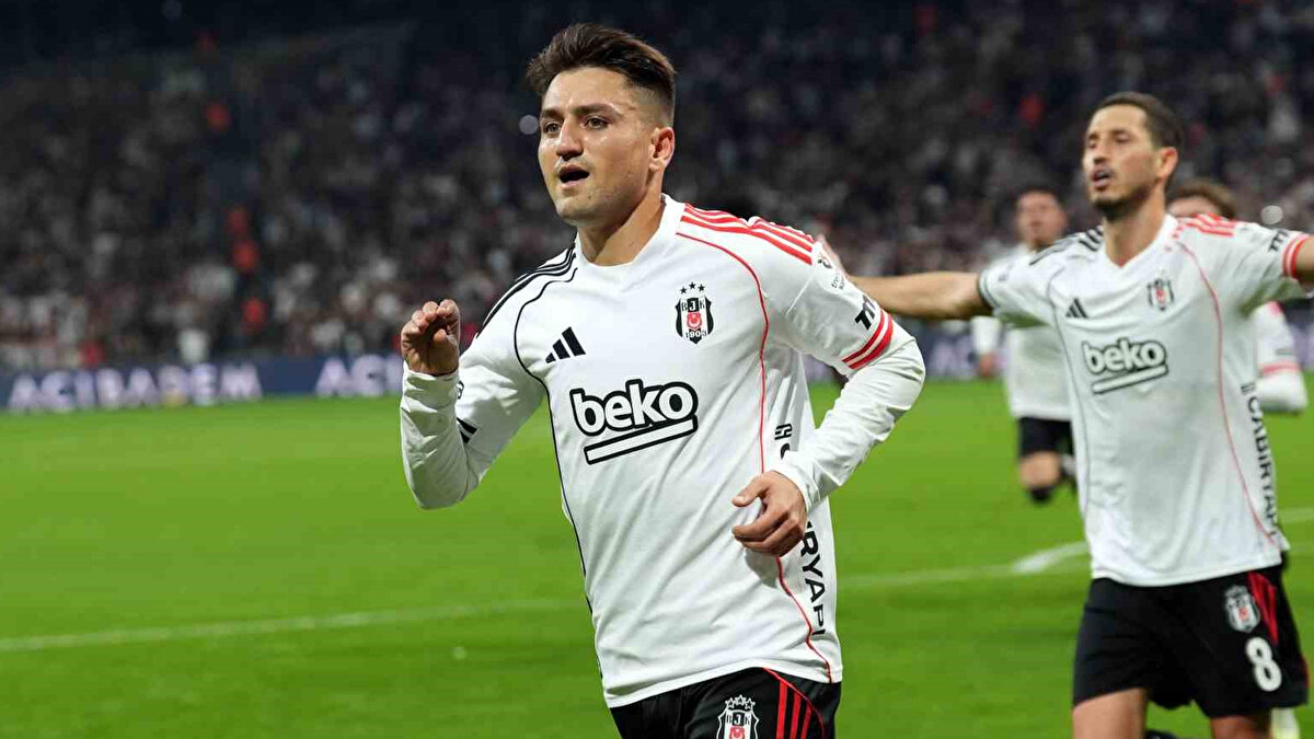 BEŞİKTAŞ'TA İKİ KANAT OYUNCUSU YOK<br><br>Beşiktaş'ta da önemli isimler bugün forma giyemeyecek. Sakatlıkları bulunan Jota Silva ve Ünder ve kadroya dahil edilmeyen Rafa Silva bugünkü maçta takımla birlikte olmayacak.
